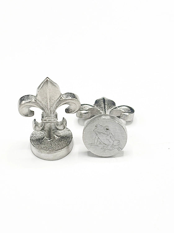 Global Solutions Metal Wax Seal 3/4" with Fleur-de-lis handle - Frog